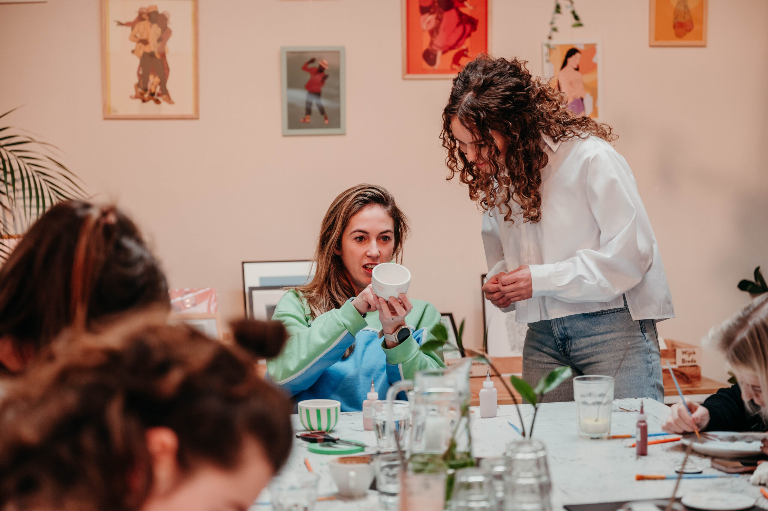 Creatieve workshop keramiek schilderen bij een keramiek café in Breda